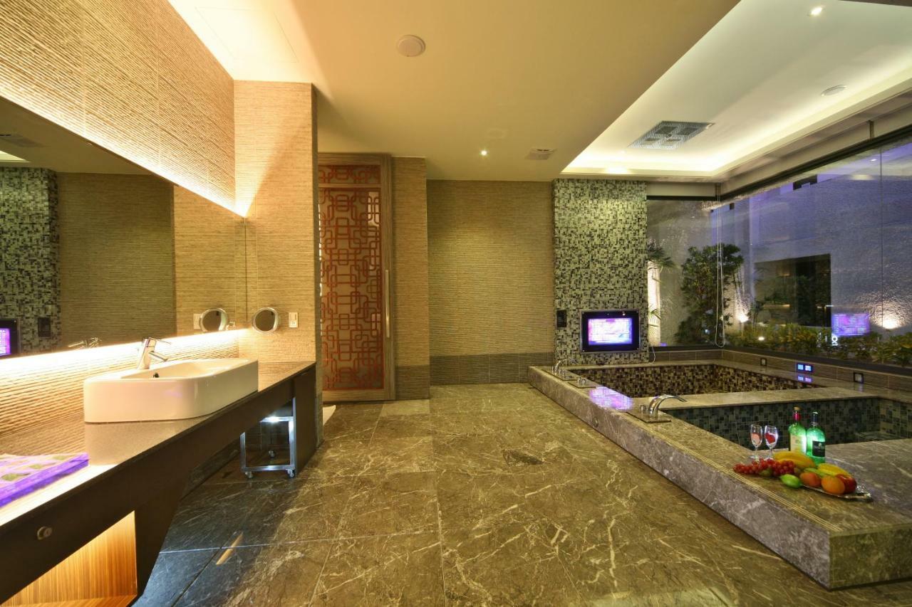 Doule Motel Taichung Exterior photo
